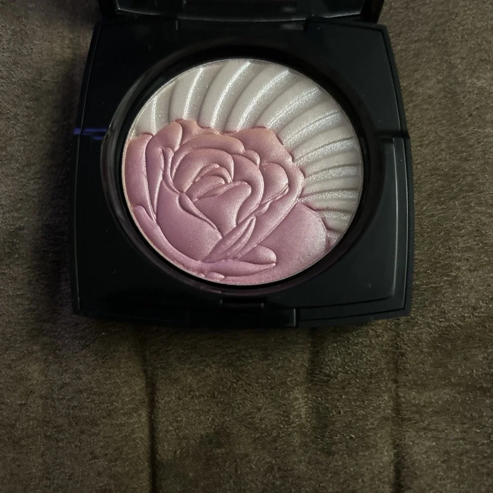 Lancome La Roseraie Illuminating Smooth Powder 001